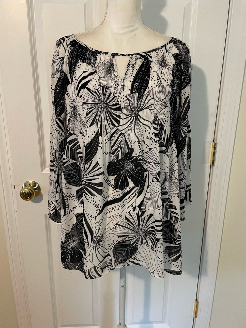 Spense Black & White Floral Pleated Blouse